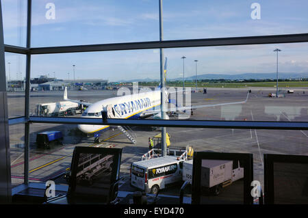 Ryan Air Flugzeug wartet auf die Abfahrt vom Flughafen Dublin entfernt. Stockfoto