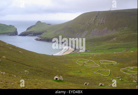 Cleits, Stein-Lagerhallen und Stein-Gehäuse auf dem Hügel über dem Dorf Bucht.  Die Insel des Dun ist auf der linken Seite. Stockfoto