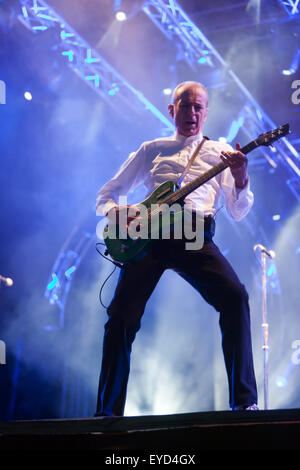 Francis Rossi mit Status Quo bei einem Jubiläumskonzert anlässlich des 25. Jahrestages der Silverstone Classic durchführen. Stockfoto