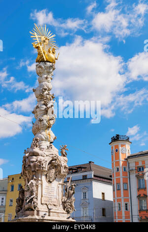 Bild der Säule der Heiligen Dreifaltigkeit und das Rathaus im Hintergrund in Linz, Österreich Stockfoto