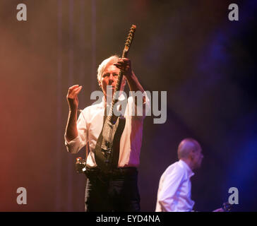 Status Quo Keyboarder Andrew Brown, verdoppelt sich an der Gitarre, anlässlich des 25. Jahrestages der Silverstone Classic. Stockfoto