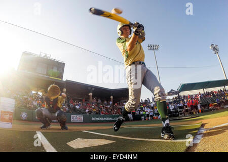 Aberdeen, Maryland, USA. 24. Juli 2015. 24. Juli 2015: Blake McCain schlägt einen Home Run im Home Run Derby während der Eröffnungsfeier für die Cal Ripken World Series auf die Ripken Erfahrung angetrieben von Under Armour in Aberdeen, Maryland. Scott Serio/Ripken Baseball/CSM/Alamy Live-Nachrichten Stockfoto