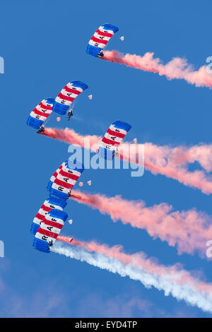 Die Royal Air Force Falcons Fallschirm Display Team in Aktion Stockfoto