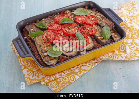 Gebackene-Gratin mit Hackfleisch und Auberginen Stockfoto