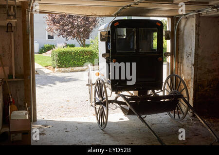 Amische Buggy geparkt in einer Scheune, Lancaster County, Pennsylvania, USA Stockfoto