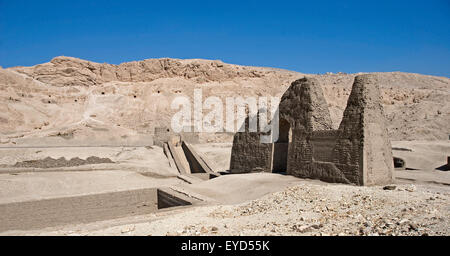 Luxor, Ägypten, Grab des Montuemhat (TT34) in den Adligen Gräbern der el-Asasif: Blick auf den großen Bogen des Grabes. Stockfoto