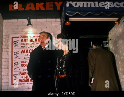 Spike Milligan außerhalb Ronnie Scotts Jazz-Club Frith St Soho London UK. April 1984 Stockfoto