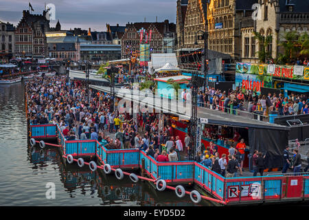 Besucher auf der Tribüne vor dem Podium Polé Polé während Gentse Feesten / Gent Festival, Sommer-Feste in Belgien Stockfoto