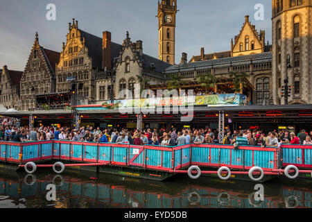 Besucher auf der Tribüne vor dem Podium Polé Polé während Gentse Feesten / Gent Festival, Sommer-Feste in Belgien Stockfoto