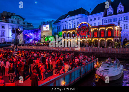 Besucher auf der Tribüne vor dem Podium Polé Polé während Gentse Feesten / Gent Festival, Sommer-Feste in Belgien Stockfoto