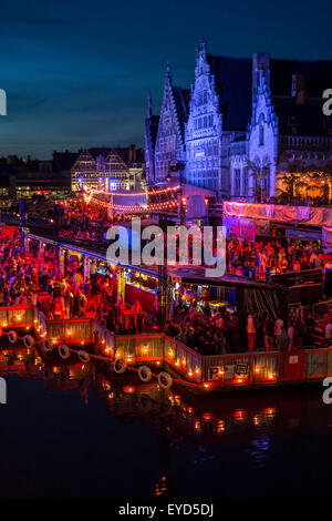 Besucher auf der Tribüne vor dem Podium Pol Pol während Gentse Feesten / Gent Festival, Sommer-Feste in Belgien Stockfoto