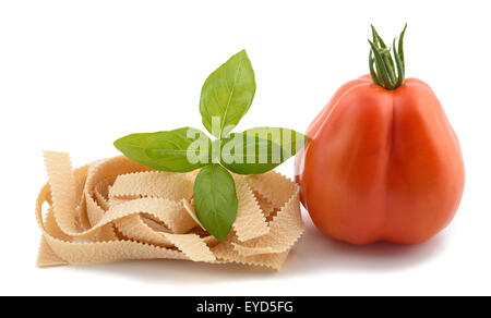 Pappardelle Tomate und Basilikum, isoliert auf weiss Stockfoto