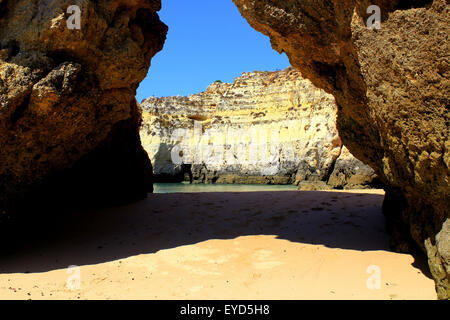 Versteckte Algarve-Strand in der Nähe von Praia da Rocha Stockfoto