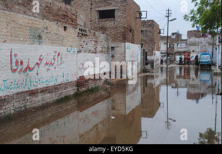 Blick auf stehendes Regenwasser nach starken Regenguss der Monsun-Saison, die schafft Probleme für Anwohner und Pendler die Fahrlässigkeit der betreffenden Abteilung in Hyderabad am Montag, 27. Juli 2015 zeigen. Stockfoto