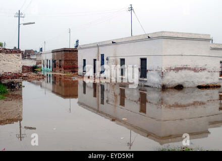 Blick auf stehendes Regenwasser nach starken Regenguss der Monsun-Saison, die schafft Probleme für Anwohner und Pendler die Fahrlässigkeit der betreffenden Abteilung in Hyderabad am Montag, 27. Juli 2015 zeigen. Stockfoto