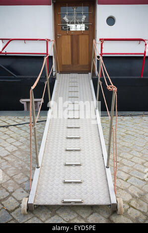 Metall Gangway zwischen Kai und Schiff Stockfoto