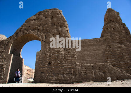 Luxor, Ägypten, Grab des Montuemhat (TT34) in den Adligen Gräbern der el-Asasif: Blick auf den großen Bogen des Grabes. Stockfoto