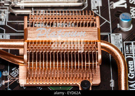 MSI Computer zu Hause Intel Motherboard. Großen kupferfarbenen Kühlkörper in der Mitte der Tafel, die von verschiedenen anderen Komponenten umgeben. Close Up. Stockfoto