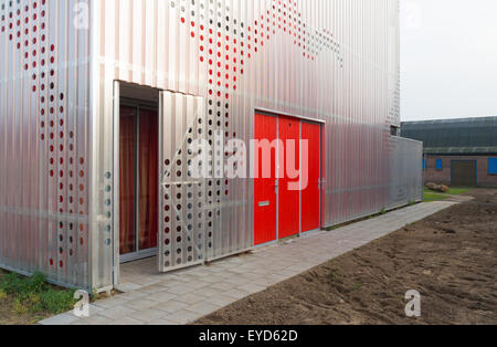 neugebaute moderne Haus umgeben mit einem Metallrahmen Stockfoto