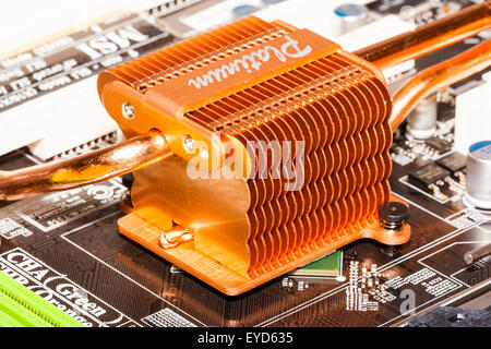 MSI Computer zu Hause Intel Motherboard. Großen kupferfarbenen Kühlkörper in der Mitte der Tafel, die von verschiedenen anderen Komponenten umgeben. Close Up. Stockfoto