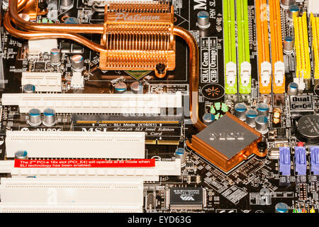 MSI Intel Home Computer Motherboard mit großen KUPFERFARBENEN "Platin" Kühlkörper in der Mitte, und verschiedene andere elektronische Komponenten. Stockfoto