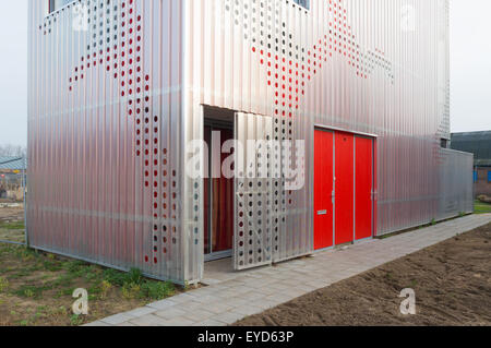 neugebaute moderne Haus umgeben mit einem Metallrahmen Stockfoto
