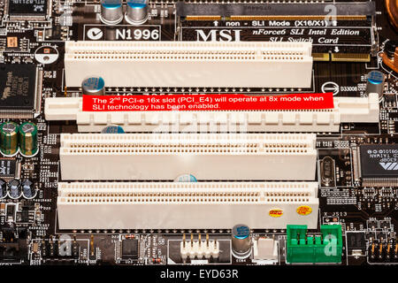 MSI Intel Home Computer Mainboards. Weiß PCI-Steckplätze für Erweiterungskarten und Grafikkarten. Close Up. Stockfoto