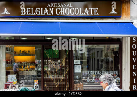 Chocolatier ist handwerkliche belgische Schokolade Shop Verkauf von Sorten von Pralinen und Süßwaren Stockfoto