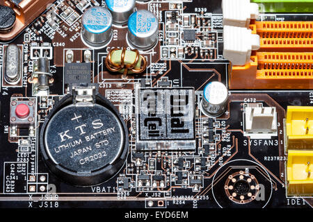 MSI Intel Home Computer motherboard Vertretungen Platine mit verschiedenen Komponenten einschließlich Transistoren, Dual CoreCell logo und Lithium Batterie. Stockfoto