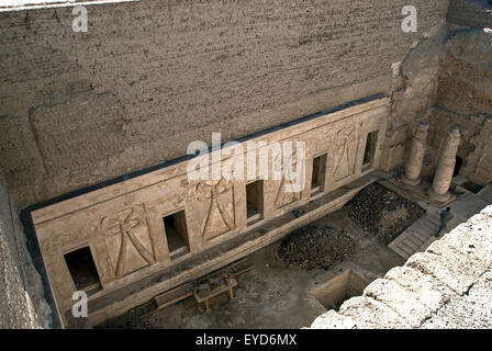 Luxor, Ägypten, Grab des Montuemhat (TT34) in den Adligen Gräbern der el-Asasif: Blick auf das offene Grab von oben. Stockfoto