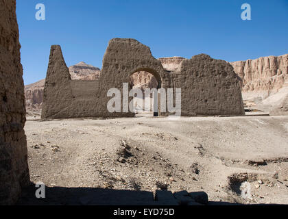 Luxor, Ägypten, Grab des Montuemhat (TT34) in den Adligen Gräbern der el-Asasif: Blick auf den großen Bogen des Grabes. Stockfoto