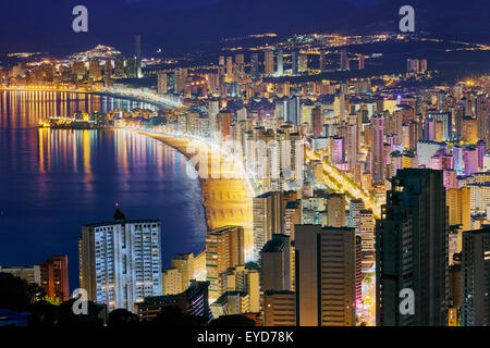 Luftaufnahme der Oststrand und die Skyline bei Nacht. Benidorm. Alicante. Valencia Community. Spanien Stockfoto