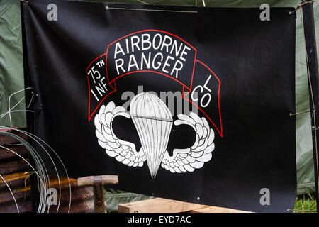 United States Army 75th Infanterie Airborne Ranger Regiment Wimpel. Schwarze Flagge mit Fallschirm Symbol und Name des Regiments. Stockfoto