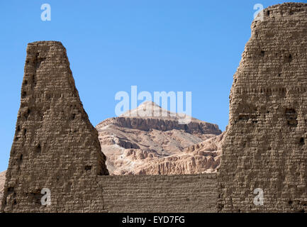 Luxor, Ägypten, Grab des Montuemhat (TT34) in den Adligen Gräbern der el-Asasif: Blick auf die große Wand des Grabes. Der Qurn Berg Stockfoto