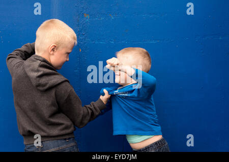 Kinder Kampf zwischen zwei böse aggressive Brüder (Kinder, jungen) Stockfoto