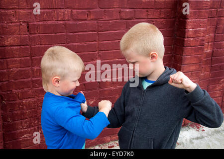 Kinder Kampf zwischen zwei böse aggressive Brüder (Kinder, jungen) Stockfoto