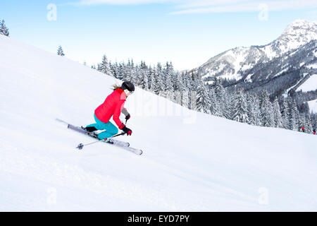 Skiurlaub, Frau Abfahrt, Sudelfeld, Bayern, Deutschland Stockfoto