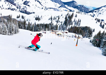 Skiurlaub, Frau Abfahrt, Sudelfeld, Bayern, Deutschland Stockfoto