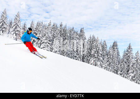 Skiurlaub, Frau Abfahrt, Sudelfeld, Bayern, Deutschland Stockfoto