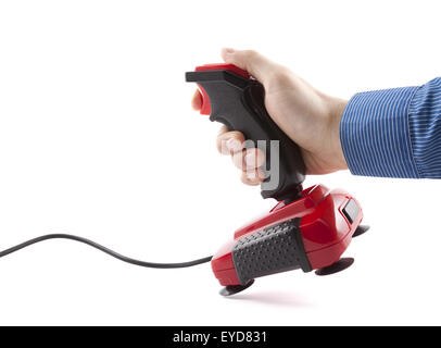 Computer-Joystick mit Hand isoliert auf weiss. Clipping-Pfad enthalten. Stockfoto