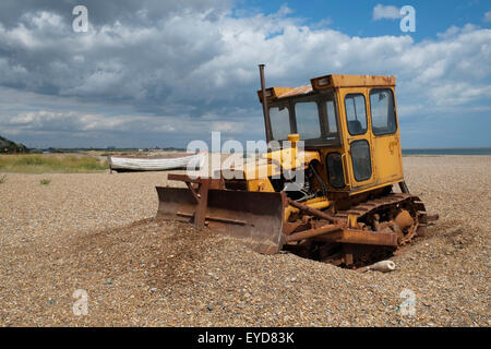 Eine Raupe Planierraupe am Strand von Aldeburgh, Suffolk, England. Stockfoto