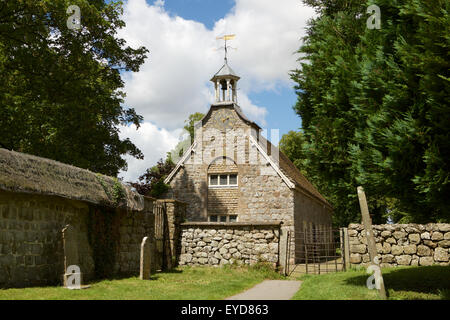 Gebäude im historischen Dorf von Avebury in Wiltshire, umrahmt von Bäumen aus Stein Stockfoto