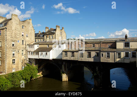 Rückansicht der Pulteney Brücke über den Fluss Avon im Zentrum von Bath. Stockfoto