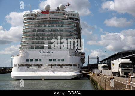 Das Britannia Kreuzfahrtschiff gesehen vom Heck neben Ocean terminal Hafen von Southampton England UK Schiff speichert Lieferwagen Stockfoto