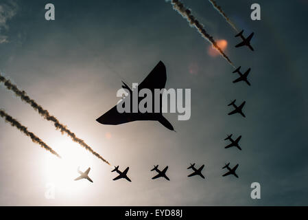Avro Vulcan XH558 Formiate mit den roten Pfeilen Air Tattoo 2015 während seiner letzten Saison des Fluges. Stockfoto