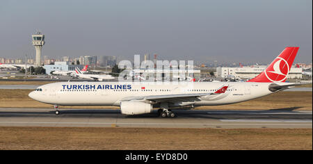 ISTANBUL, Türkei - 9. Juli 2015: Turkish Airlines Airbus A330-343 (CN 1212) startet vom Flughafen Istanbul-Atatürk. THY ist die Stockfoto