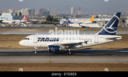 ISTANBUL, Türkei - 9. Juli 2015: Tarom Airlines Airbus A318-111 (CN 3220) startet vom Flughafen Istanbul-Atatürk. TAROM ist die Stockfoto