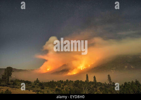 26. Juli 2015 - Oakhurst/North Fork, CA, brennt USA - The Willow Feuer in der Sierra National Forest am frühen Sonntagmorgen 26. Juli 2015. Vom ersten Licht das Feuer hatte ca. 1.100 Hektar verbrannt und wurde 5 % enthalten. Einige Straßen wurden gesperrt und Evakuierungen in Kraft waren, als 450 Strukturen bedroht waren. Das Feuer brannte in Willow Canyon. © Stuart Palley/ZUMA Draht/Alamy Live-Nachrichten Stockfoto