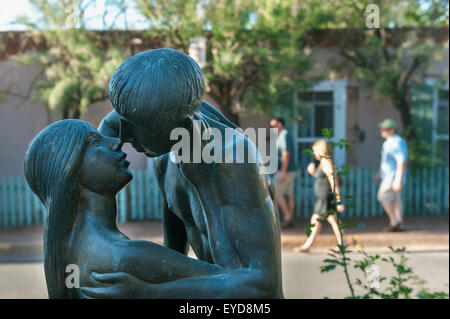 Küssende Paar Statue am Freitag Nacht Canyon Road Gallery Walk In Santa Fe, New Mexico, Usa Stockfoto