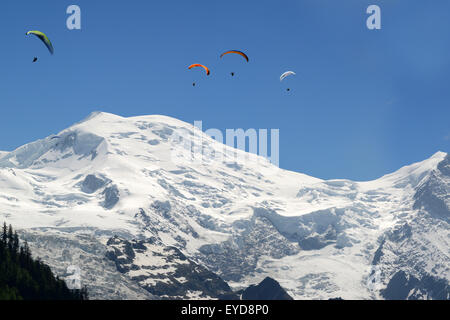 Französische Alpen Mont Blanc Frankreich Paragliding Paraglider Gleitschirm über Chamonix Stockfoto